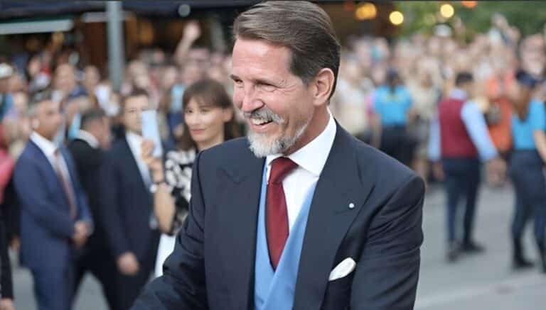 Ο Παύλος Ντε Γκρες φωτογραφίζεται με στελέχη των ενόπλων δυνάμεων