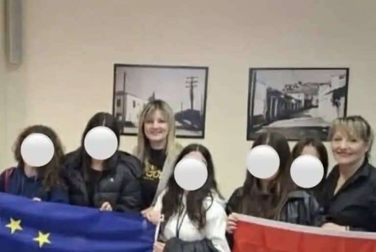 Ελασσόνα: Αντιδήμαρχος φωτογραφήθηκε με τη σημαία του Κεμάλ Ατατούρκ στο Δημαρχείο