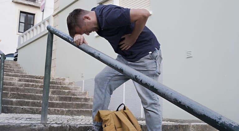 Λαχανιάζετε όταν ανεβαίνετε σκάλες; Πότε μπορεί να δείχνει ότι η καρδιά σας κινδυνεύει