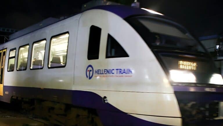 Hellenic Train: Εικόνες χάους με τρένο που ακινητοποιήθηκε στην Οινόη – Ταλαιπωρία για εκατοντάδες επιβάτες