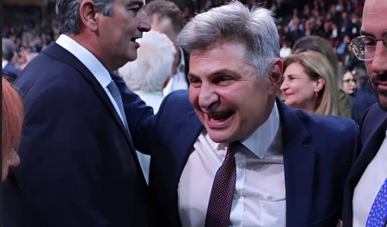 Στο συνέδριο του ΠΑΣΟΚ ο Φαραντούρης -Φουντώνουν οι φήμες για μετακίνησή του στο κόμμα