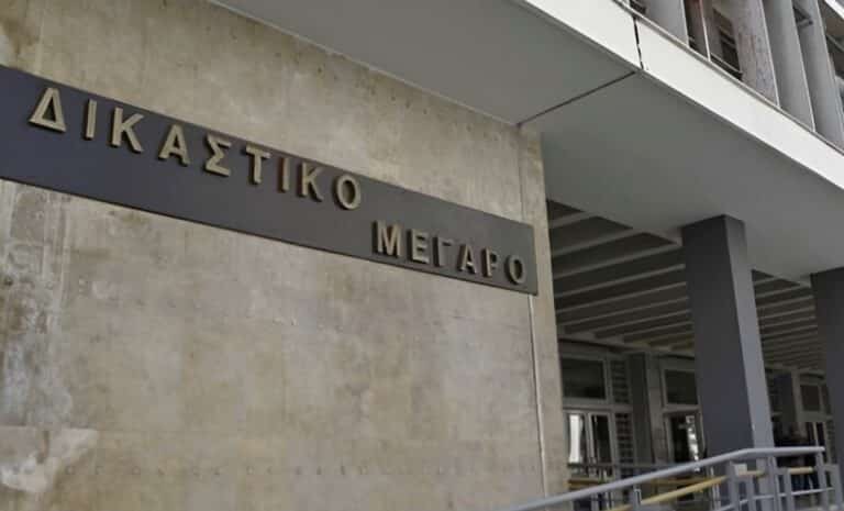 «Έχει γκομενιλίκια, θέλει να με διώξει από το σπίτι» λέει η 77χρονη που έδειρε τον 82χρονο σύζυγο της