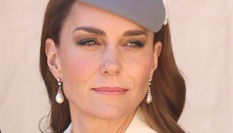 Η Κέιτ Μίντλετον υιοθετεί την «τσαλακωμένη» τσάντα, την τάση που είδαμε στην πασαρέλα της Chanel