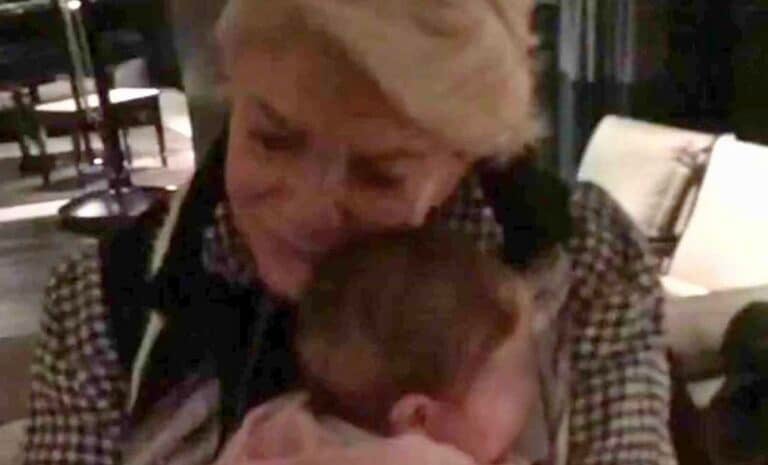 Μαρινέλλα: Το σπάνιο βίντεο όπου νανουρίζει την κόρη πασίγνωστης τραγουδίστριας
