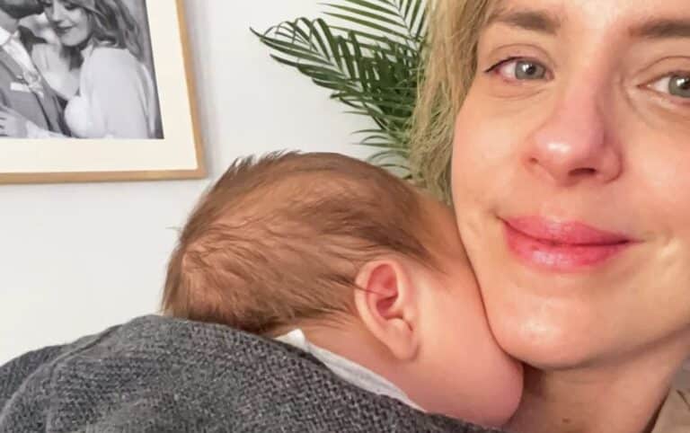 Η Αγοραστή Αρβανίτη ποζάρει αγκαλιά με τον ενός μηνός γιο της και περιγράφει τη νέα της καθημερινότητα