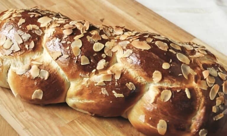 Ούτε Πετρετζίκης, ούτε Μπαρμπαρίγου: Αυτή είναι η γρήγορη συνταγή της… γιαγιάς για πασχαλινά τσουρέκια που θα σου πετύχει σίγουρα