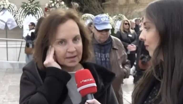 Συγκινημένη η Ευαγγελία Δομάζου στην κηδεία της Μαρινέλλας: «Ερχόταν κάθε μέρα στο νοσοκομείο να δει τη μητέρα μου»