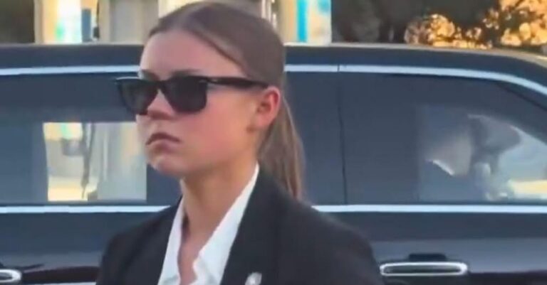 Χαμός με την νεαρή ξανθιά πράκτορα των Μυστικών Υπηρεσιών του Τραμπ – Βροχή τα σχόλια