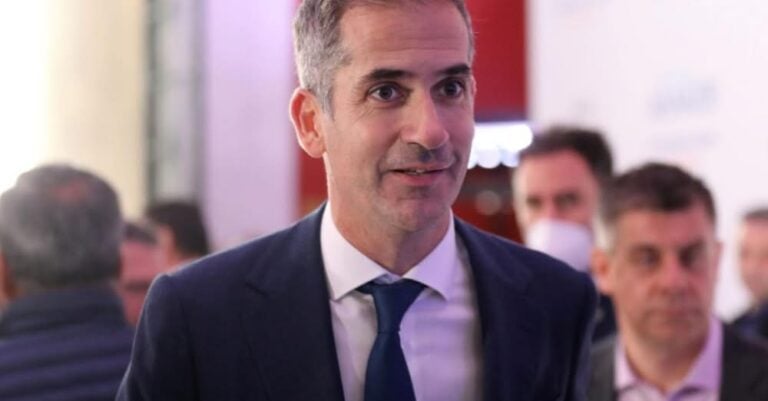 Γενέθλια για τον Κώστα Μπακογιάννη – Η μίνιμαλ τούρτα και το βίντεο με το μήνυμα του