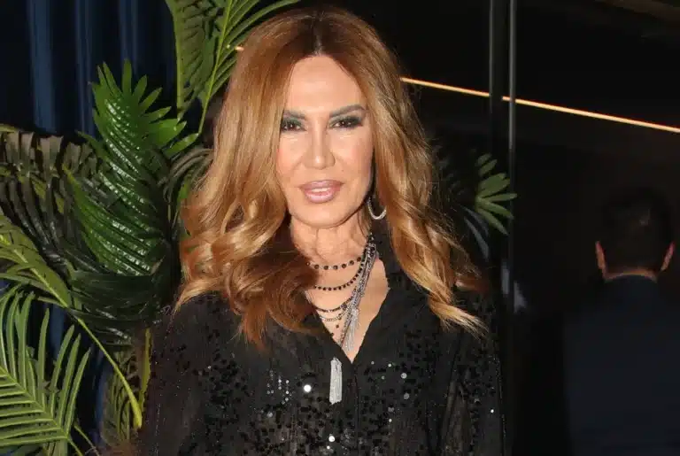 Κι όμως είναι 60 χρόνων! Αναστατώνει τα πλήθη γνωστή τραγουδίστρια της ελληνικής σόουμπιζ!