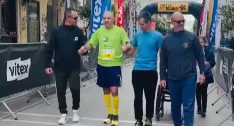 Συγκίνηση στην Πάτρα: Αθλητής ΑμεΑ τερμάτισε περπατώντας και αποθεώθηκε