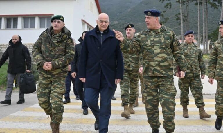 Ο Δένδιας επισκέφτηκε απροειδοποίητα στρατιωτική μονάδα στα Ιωάννινα