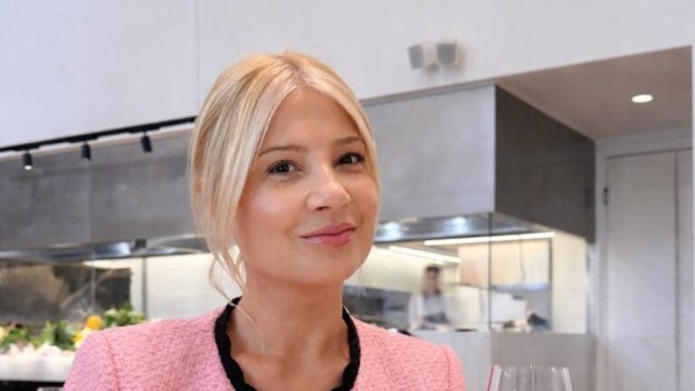 Σαν Γαλλιδούλα: Η Φαίη Σκορδά εντυπωσιάζει με κομψό μίνι φόρεμα σε έξοδο σε πολυτελές εστιατόριο