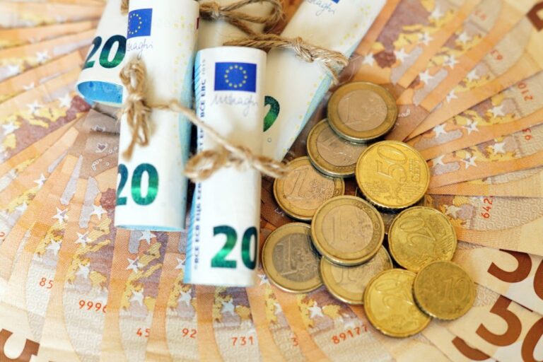 73.000 δικαιούχοι θα δουν 70,4 εκατ. ευρώ στους λογαριασμούς τους