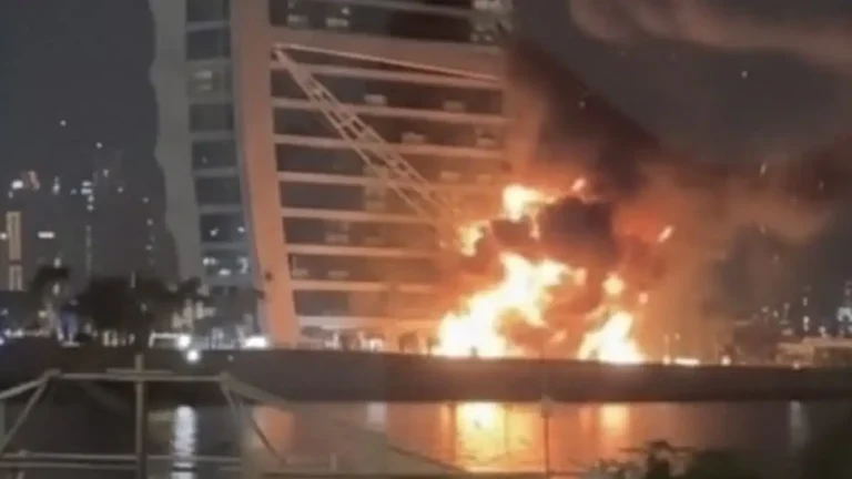 Ντουμπάι: Στις φλόγες το ξενοδοχείο Burj Al Arab που χτυπήθηκε από ιρανικό drone