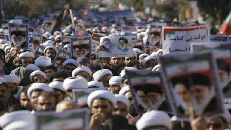 Ιρανός που ζει στην Αθήνα λέει πως πυρήνες φανατικών περιμένουν εντολές για να κάνουν κούγκι την Ελλάδα