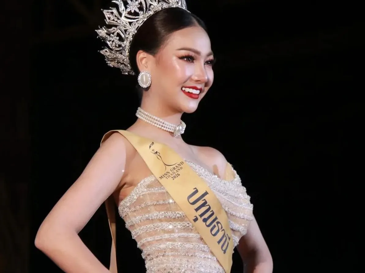 Σάλος στα καλλιστεία Μις Ταϊλάνδη 2026: Έπεσαν τα ψεύτικα δόντια υποψήφιας ενώ βρισκόταν στη σκηνή 3 kamolwan chanago 1 e1774606026438