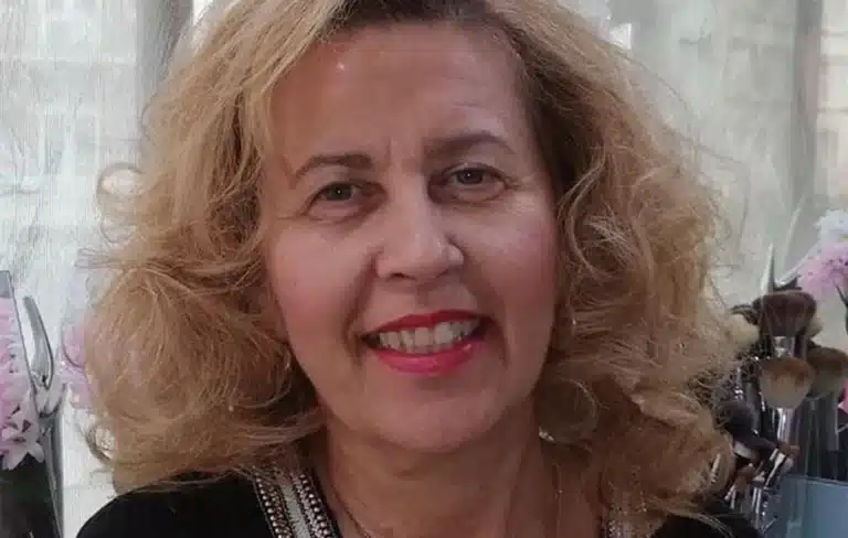 «Με αποκαλούσαν @@@@, πετούσαν μπουκάλια, έδειχναν τα @@@@ τους»: Οι καταγγελίες της καθηγήτριας  