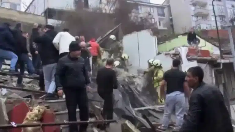 Κατέρρευσαν δύο κτήρια στην Κωνσταντινούπολη: Εντοπίστηκαν και ανασύρθηκαν πέντε άτομα από τα συντρίμμια