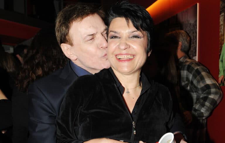 Συγκινεί η Κατιάνα Μπαλανίκα με το στεφάνι που έστειλε στη κηδεία του Γιώργου Μαρίνου – Τι έγραψε πάνω στο στεφάνι