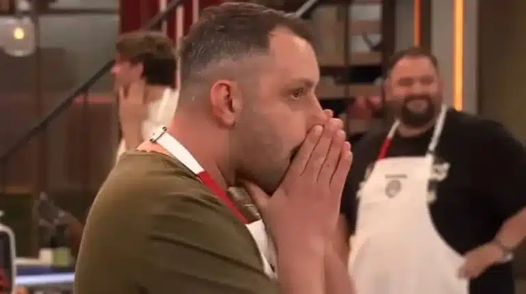 Απίστευτο σκηνικό στο MasterChef: Παίκτης «μπούκαρε» στο πλατό και έσπασε τζαμαρία