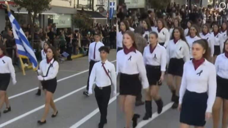 25η Μαρτίου: Παιδιά στον Πύργο παρήλασαν με μαύρες κορδέλες για ένα λόγο που «ραγίζει καρδιές»