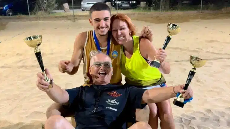 «Σήμερα ο κόσμος μας σκοτείνιασε»: Το σπαρακτικό μήνυμα του πατέρα του 18χρονου Μάκη που σκοτώθηκε