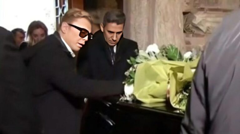 Μαρινέλλα: Δεν άντεξε ο Τάκης Ζαχαράτος – Με λυγμούς πάνω στο φέρετρο της σπουδαίας ερμηνεύτριας