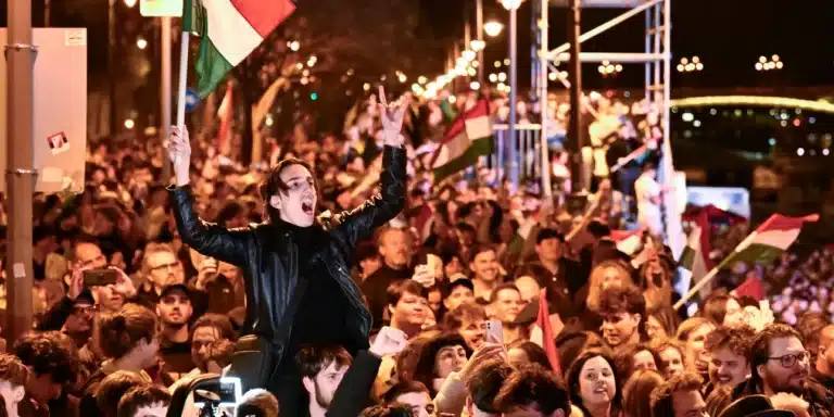 Έκρηξη χαράς στην Ουγγαρία με την ήττα Όρμπαν στις εκλογές – Χιλιάδες πολίτες, κυρίως νέοι, στους δρόμους