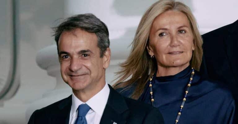 Κυριάκος Μητσοτάκης: Οι ευχές για το Πάσχα και η φωτογραφία αγκαλιά με τη σύζυγό του, Μαρέβα, στα Χανιά