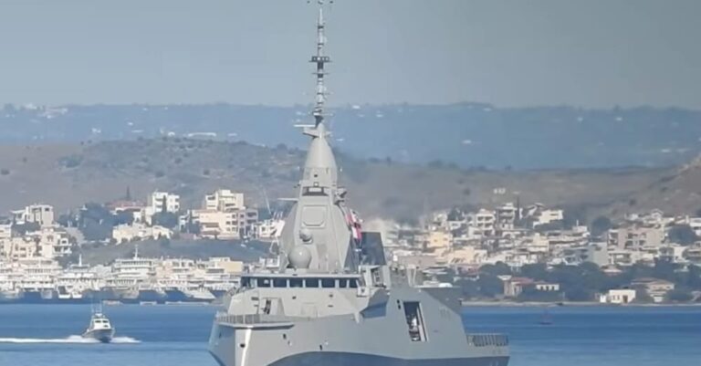 Η φρεγάτα «Κίμων» έφτασε στον Πειραιά – Στιγμιότυπα από την εντυπωσιακή της άφιξη στο λιμάνι