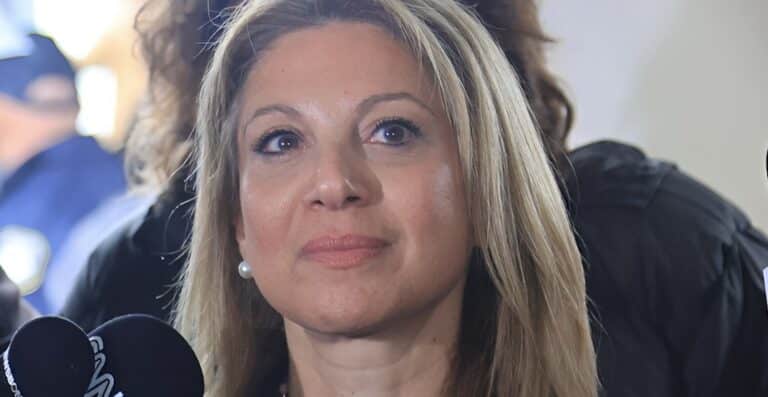 Καρυστιανού στη δίκη για τα Τέμπη: «Με έβαλαν πίσω στη γωνία – Η πρόεδρος μου είπε ή να κάτσω στη θέση μου  ή να με βγάλουν έξω»