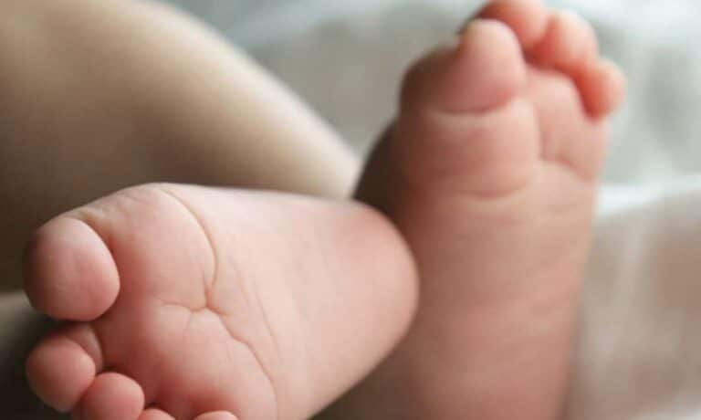 Φpίκη: Νεκρό 7 μηνών βρέφος από αδέσποτη σφαίρα μέσα σε μίνι μάρκετ