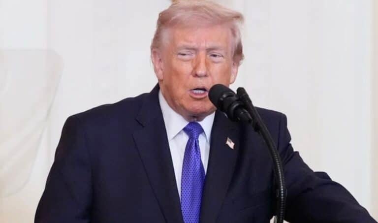 Τραμπ: «Οι ΗΠΑ θα χτυπήσουν το Ιράν έως το βράδυ της Τρίτης, αν δεν ανοίξει τα Στενά του Ορμούζ»