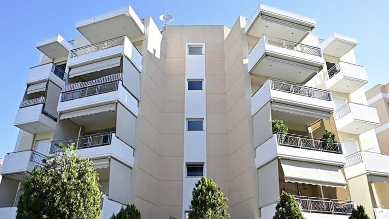 Θρίλερ στο Μαρούσι: 27χρονη έπεσε δύο φορές από τον τέταρτο όροφο – Προσήχθη ο σύζυγός της