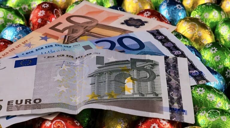 Αμοιβές για τις αργίες του Πάσχα: Πώς υπολογίζονται ημερομίσθιο και μηνιαίος μισθός