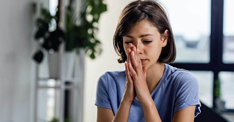 Οι άνθρωποι που δεν ένιωσαν αγάπη ως παιδιά συχνά έχουν αυτές τις 10 συνήθειες