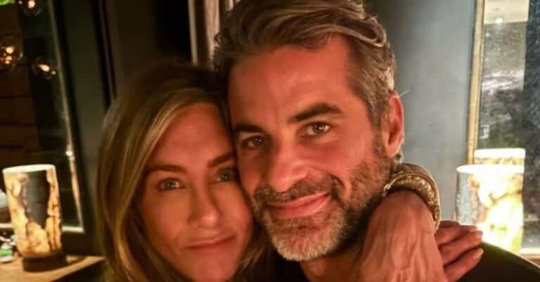 Τζένιφερ Άνιστον: Φωτογραφήθηκε αγκαλιά με τον σύντροφό της και προκάλεσε χαμό