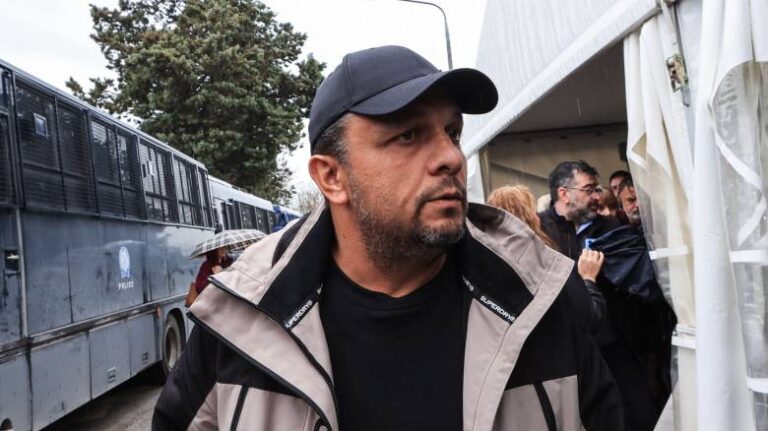 Σοκ στη δίκη των Τεμπών – Ήρθε ασθενοφόρο για τον Πάνο Ρούτσι