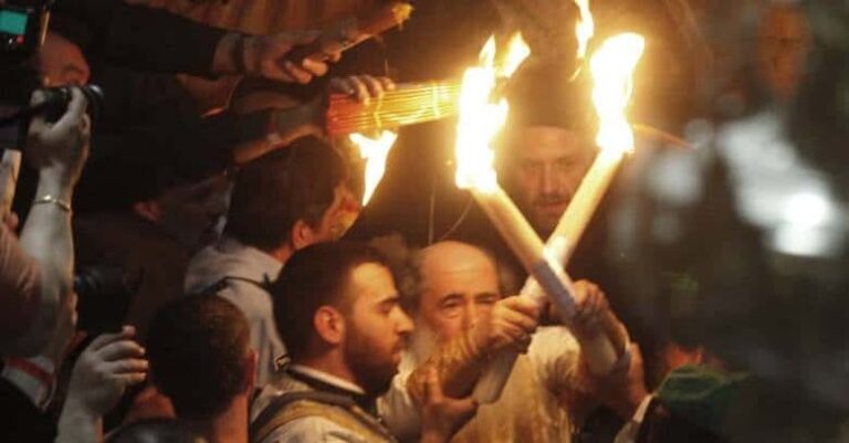 Άγιο Φως: Γιατί το παίρνει μόνο ο Ελληνορθόδοξος Πατριάρχης