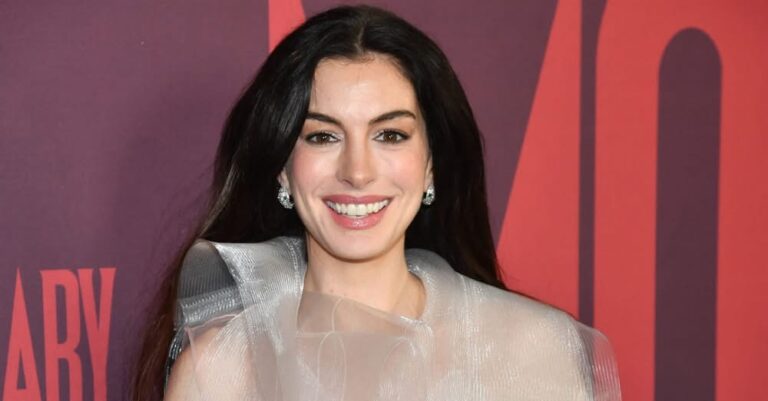 Αν Χάθαγουεϊ: Εμφανίστηκε στο κόκκινο χαλί με φόρεμα που έμοιαζε με… σύννεφο