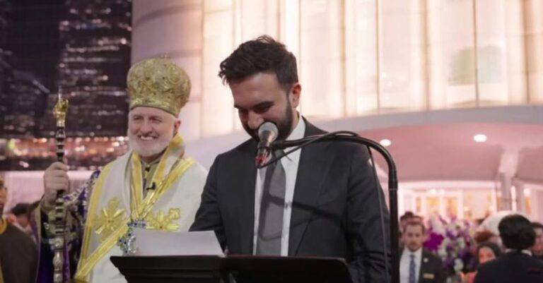 Νέα Υόρκη: Η ευχή του Ζοράν Μαμντάνι στα ελληνικά για «Καλή Ανάσταση» και το «ουάου» του Αρχιεπισκόπου Αμερικής Ελπιδοφόρου