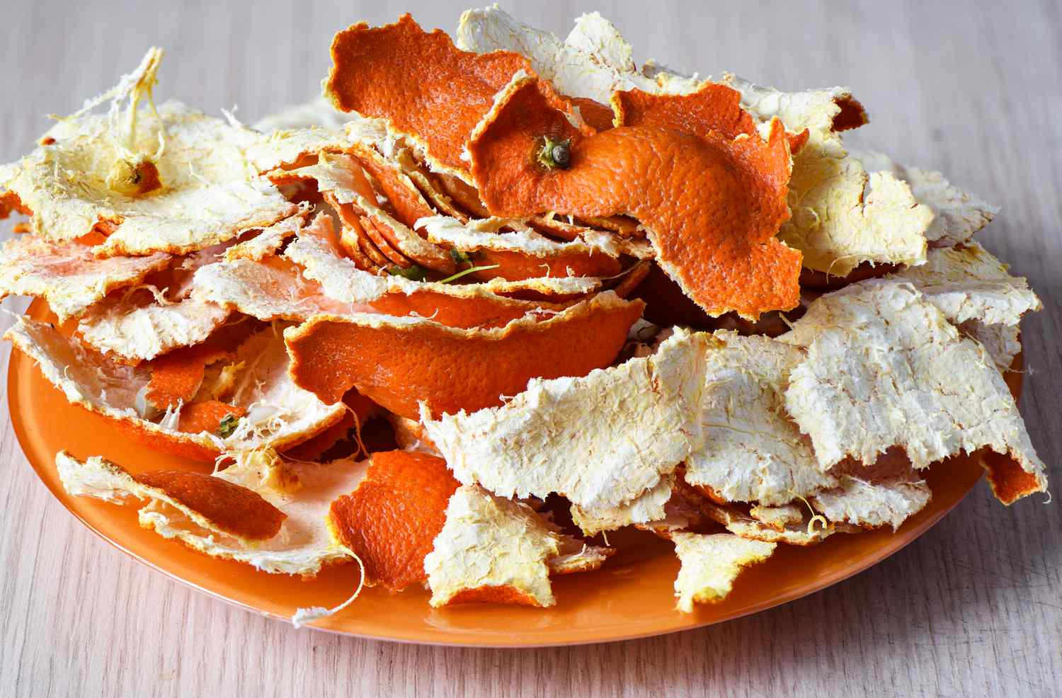 Μην πετάτε τις φλούδες μανταρινιού 1 dried tangerine peel on an orange plate 1089388018 ba127b6acb5f47d48d3577498e8ce655