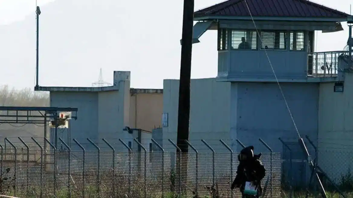 Φυλακές Τρικάλων: Απέδρασαν δύο βαρυποινίτες ενώ ήταν στο νοσοκομείο για εξετάσεις 3 fylakes trikalwn1