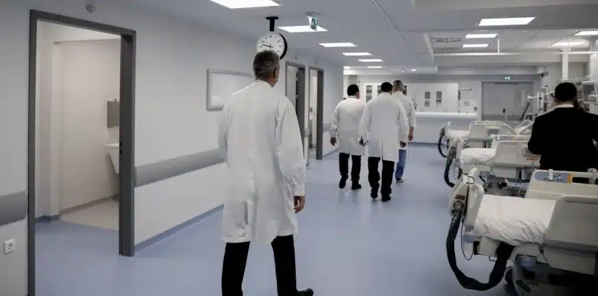 Μαζική μετανάστευση Ελλήνων γιατρών - Γιατί 5.400 έφυγαν από τη χώρα τα τελευταία πέντε χρόνια 3 giatroi eurokinissi 873x432 1