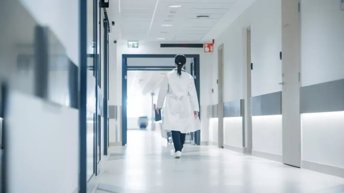 Μαζική μετανάστευση Ελλήνων γιατρών - Γιατί 5.400 έφυγαν από τη χώρα τα τελευταία πέντε χρόνια 2 giatros hospital shutterstock 2557673793