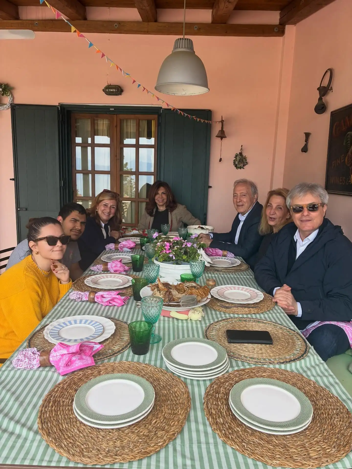 Μιμή Ντενίση: Οι φωτογραφίες από το πασχαλινό τραπέζι με την κόρη της, Μαριτίνα και τον σύντροφό της 1 mimi denissi post 12 4 2026 11 27 05 m m 3873903951632787773