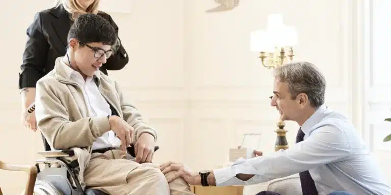 Ο Μητσοτάκης υποδέχθηκε μαθητή Ειδικού Σχολείου που του είχε στείλει επιστολή: «Με συγκίνησε»