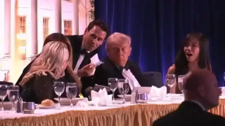 Συναγερμός στον Λευκό Οίκο: Απομακρύνθηκε από δείπνο ο Τραμπ μετά από αναφορές για πυροβολισμούς