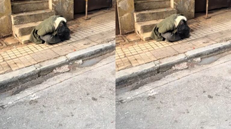 Εικόνες γροθιά στο στομάχι – Ναρκομανείς κοιμούνται οκλαδόν στο κέντρο της Αθήνας